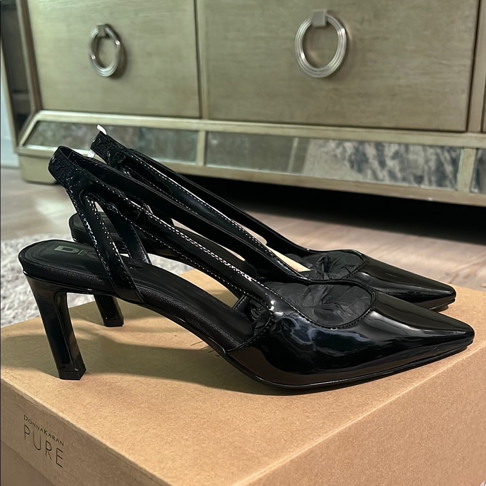 DKNY BLACK PATENT SLINGBACK HEELS - LIKE NEW